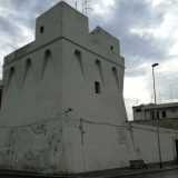 ...su cui si staglia una torre di avvistamento del Cinquecento